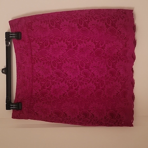 Banana Republic Size 8 Flora Lace Fuschia / Magenta Colored Lined Mini Skirt EUC - Picture 1 of 9